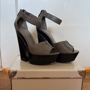 Vince Camuto Retro Gray and Black Wedge Platform Sandals with Silver Detail